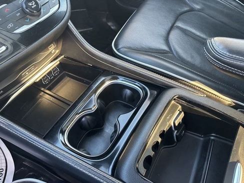 Used 2023 Chrysler Pacifica Limited w/ Uconnect Theater Family Group image 26