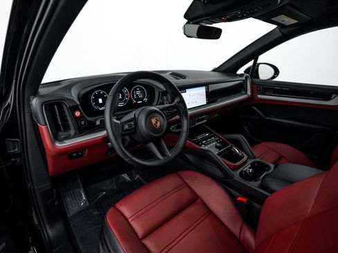 Certified 2026 Porsche Cayenne AWD/4WD image 4