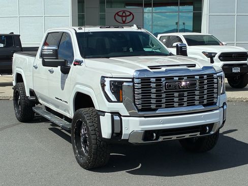 Used 2024 GMC Sierra 2500 Denali w/ Denali Reserve Package AWD/4WD image 3