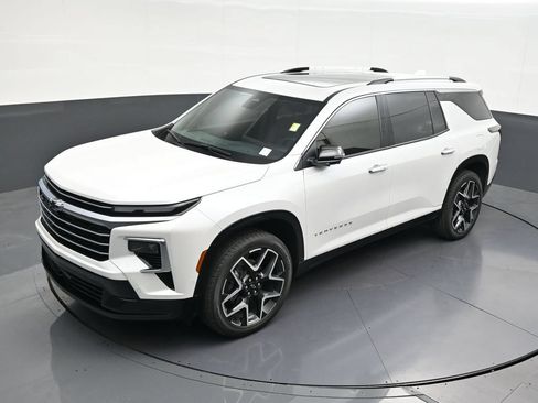 Used 2025 Chevrolet Traverse High Country FWD image 17