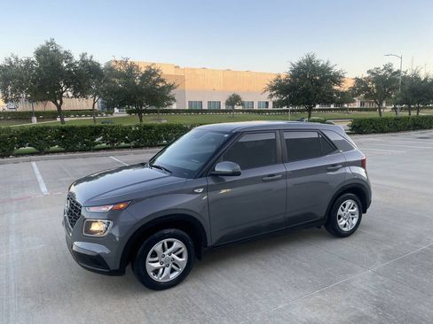 Used 2022 Hyundai Venue SE FWD image 1