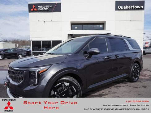 Used 2025 Kia Carnival EX image 1