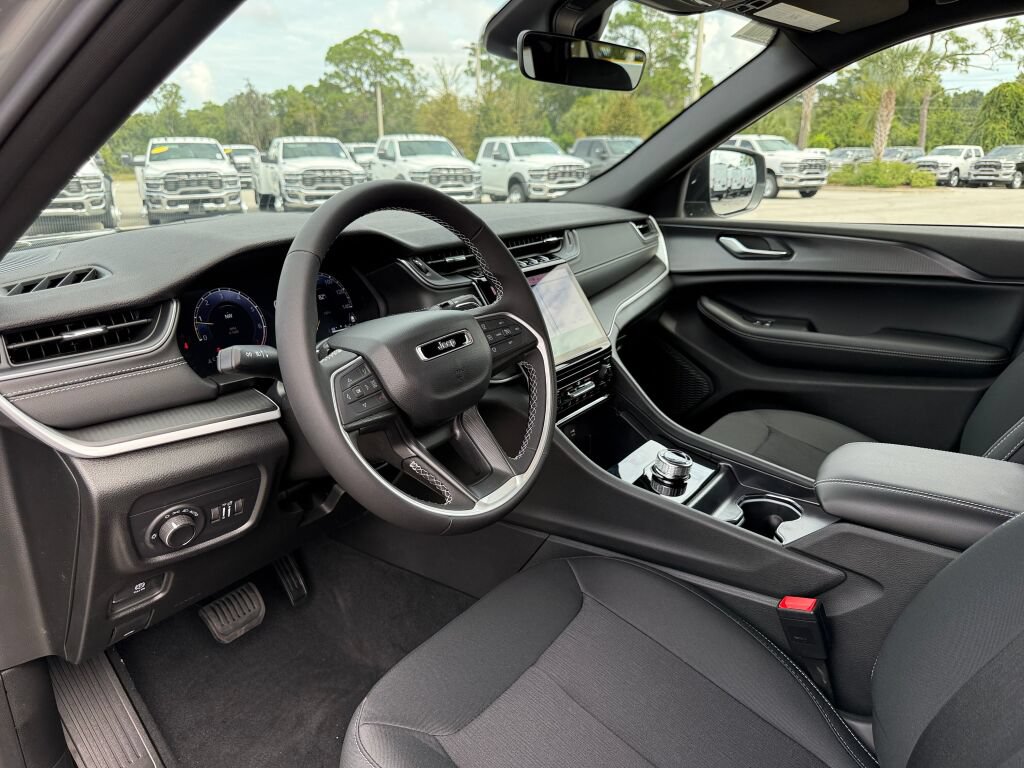 New 2027 Jeep Grand Cherokee Laredo AWD/4WD image 21