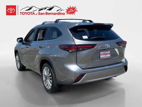Certified 2026 Toyota Highlander Platinum AWD/4WD image 3