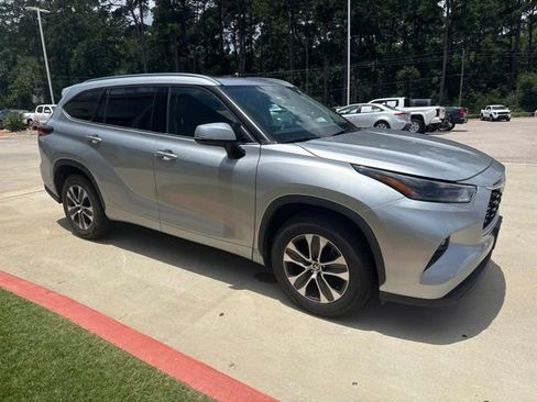 Used 2021 Toyota Highlander XLE FWD image 3