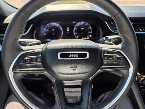 Used 2025 Jeep Grand Cherokee Laredo X AWD/4WD image 9