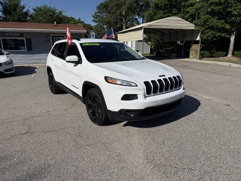 Used 2018 Jeep Cherokee Latitude w/ Altitude Package FWD image 3