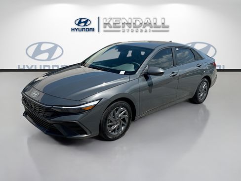 Used 2024 Hyundai Elantra SEL FWD image 3
