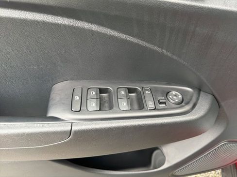 Certified 2025 Hyundai Venue SE image 14