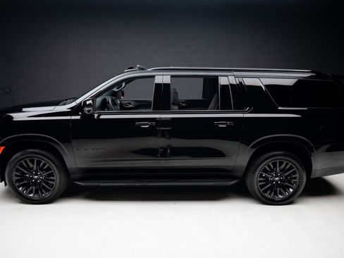 Used 2024 Chevrolet Suburban RST w/ Luxury Package image 16