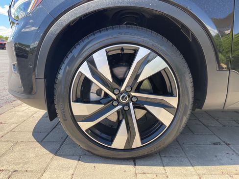 Used 2024 Volvo XC40 B5 Plus w/ Protection Package Premier AWD/4WD image 4