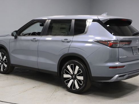 New 2026 Mitsubishi Outlander SE image 6