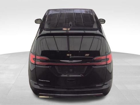 Used 2023 Chrysler Pacifica Touring-L image 4