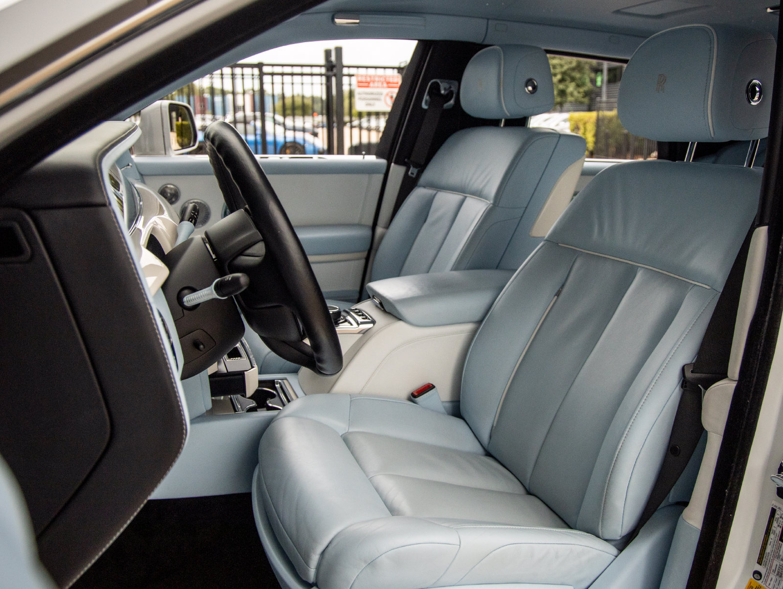 Used 2023 Rolls-Royce Phantom Extended Wheelbase w/ Leather Finishing Pack RWD image 34