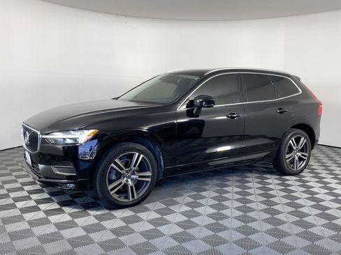 Used 2021 Volvo XC60 T5 Momentum w/ Premium Package image 1