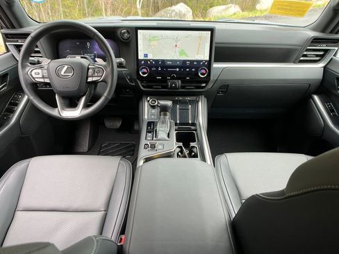 Used 2024 Lexus GX 550 w/ Cold Area Package AWD/4WD image 13