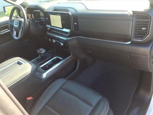 Used 2022 GMC Sierra 1500 SLT w/ SLT Convenience Package AWD/4WD image 18