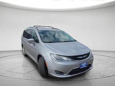 Used 2018 Chrysler Pacifica Touring-L FWD image 2