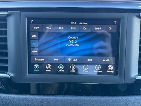 Used 2020 Chrysler Voyager Lxi FWD image 3