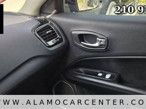 Used 2019 Jeep Compass Latitude FWD image 40