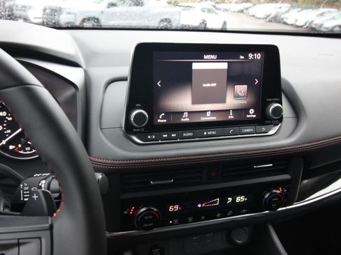 Certified 2025 Nissan Rogue SV AWD/4WD image 15