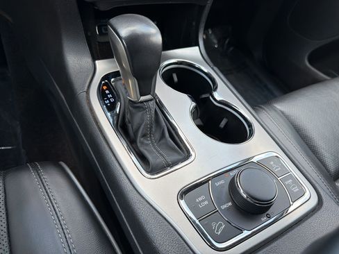 Used 2019 Jeep Grand Cherokee Overland AWD/4WD image 17