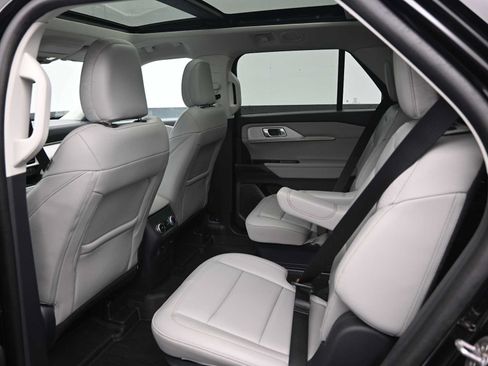 Used 2025 Ford Explorer Active w/ Active Comfort Package AWD/4WD image 7