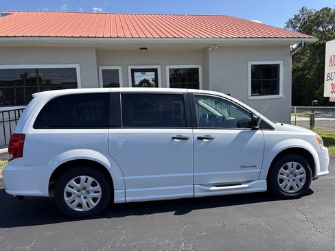 Used 2019 Dodge Grand Caravan SE w/ Power Convenience Group I FWD image 6