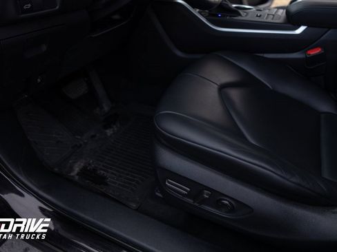 Used 2021 Toyota Highlander XLE image 28