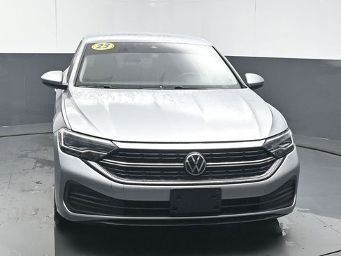 Used 2023 Volkswagen Jetta SE image 3