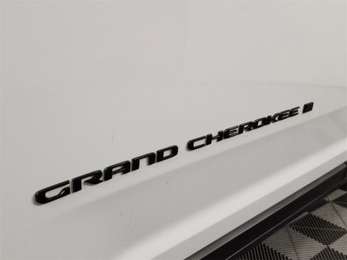 Used 2023 Jeep Grand Cherokee L Laredo image 8