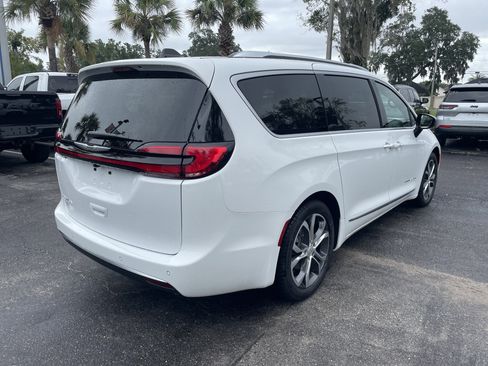 New 2026 Chrysler Pacifica Pinnacle image 7