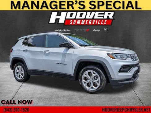 Used 2024 Jeep Compass Latitude AWD/4WD image 1