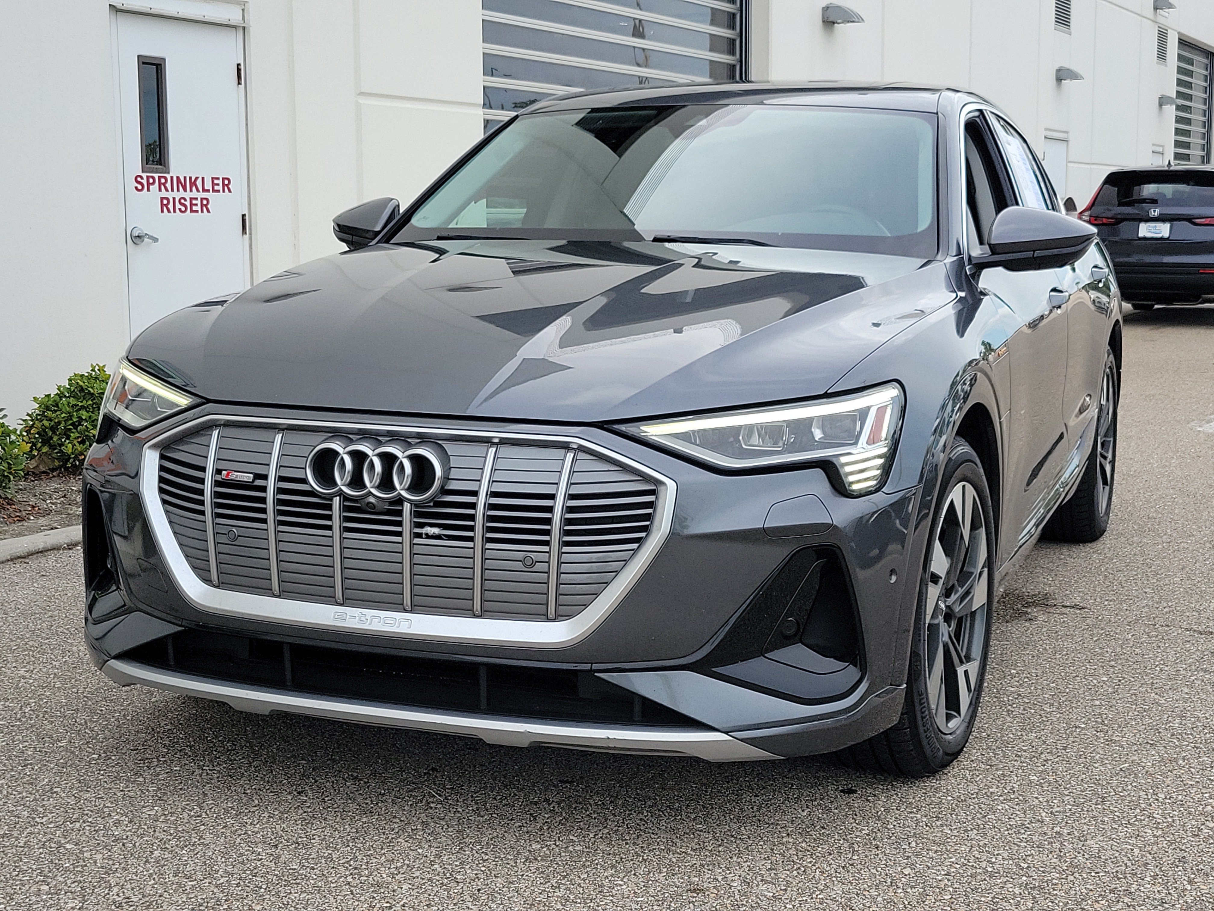 Used 2021 Audi e-tron Premium Plus w/ Premium Plus Package AWD/4WD image 3