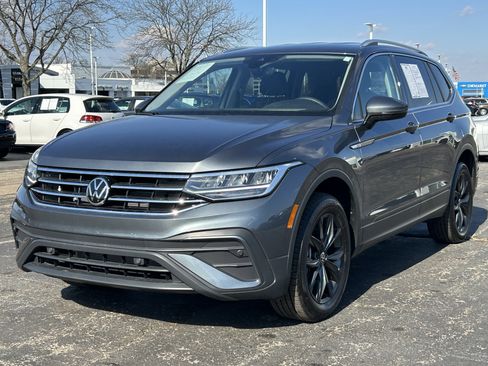 Certified 2024 Volkswagen Tiguan SE image 3