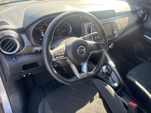 Used 2019 Nissan Kicks SV FWD image 4
