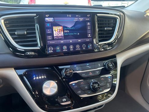 Used 2018 Chrysler Pacifica Touring-L Plus w/ Tire & Wheel Group image 25