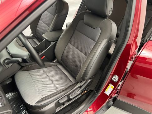 Used 2025 Chevrolet Trax LT w/ LT Convenience Package FWD image 9