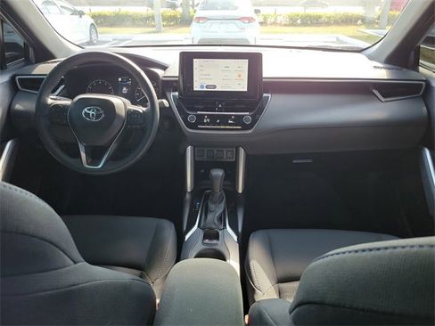 Used 2024 Toyota Corolla Cross SE image 12