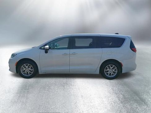 Used 2023 Chrysler Pacifica Touring-L FWD image 2