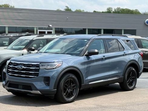 Used 2025 Ford Explorer Active AWD/4WD image 35