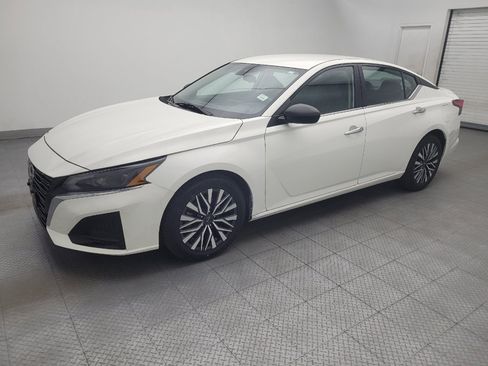 Used 2025 Nissan Altima 2.5 SV FWD image 2