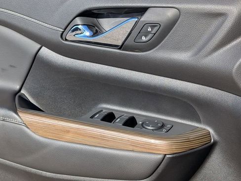 Used 2023 GMC Acadia SLE image 15