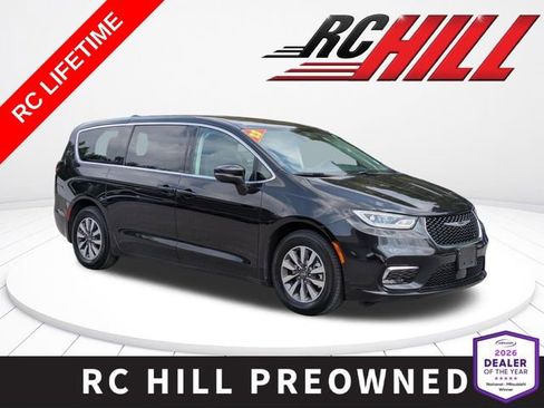 Used 2023 Chrysler Pacifica Touring-L FWD image 1