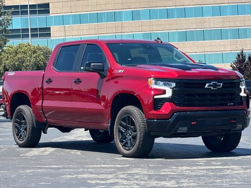 Used 2025 Chevrolet Silverado 1500 LT Trail Boss w/ Convenience Package II AWD/4WD image 2