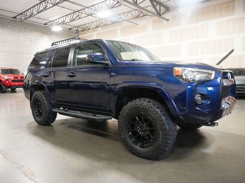 Used 2018 Toyota 4Runner SR5 AWD/4WD image 18