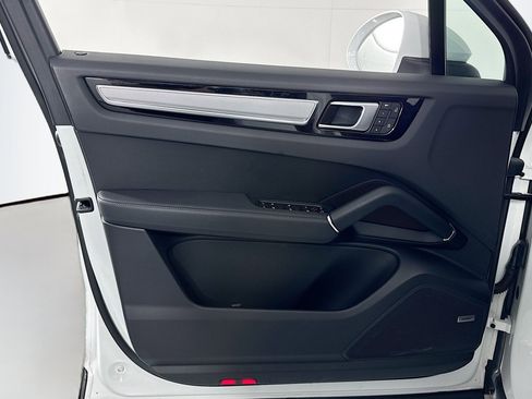 Used 2023 Porsche Cayenne Platinum Edition image 20