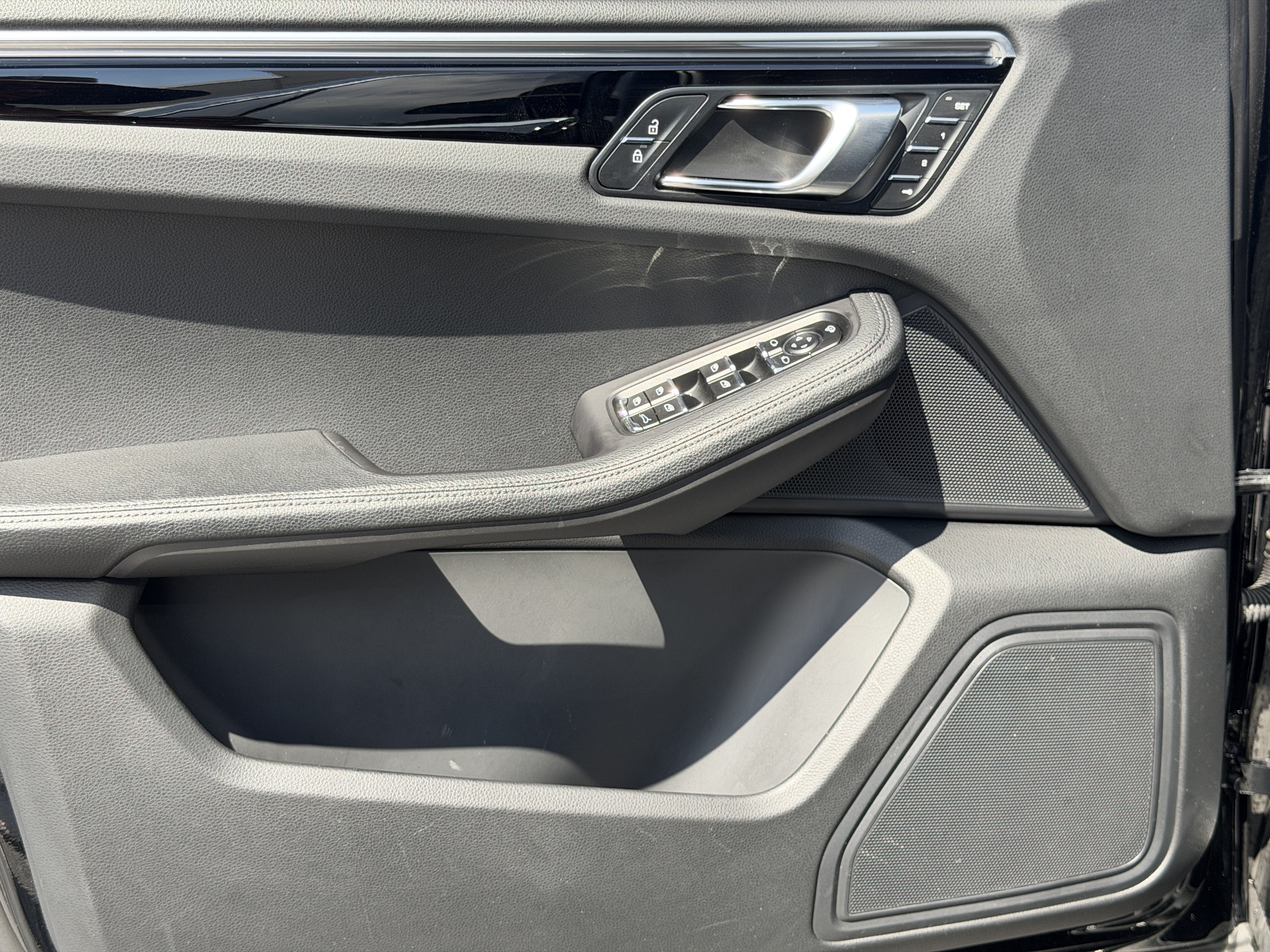 Certified 2024 Porsche Macan AWD/4WD image 20