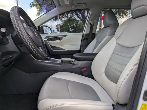 Used 2019 Toyota RAV4 XLE Premium FWD image 21