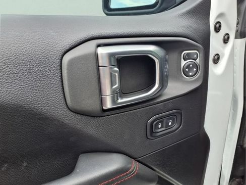 Used 2025 Jeep Wrangler Unlimited Rubicon AWD/4WD image 17